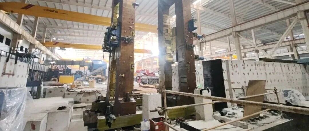 南宁产投兴铝公司年产10万吨高精电池铝箔及7万吨罐盖拉环料项目2300mm冷轧机牌坊一次吊装成功